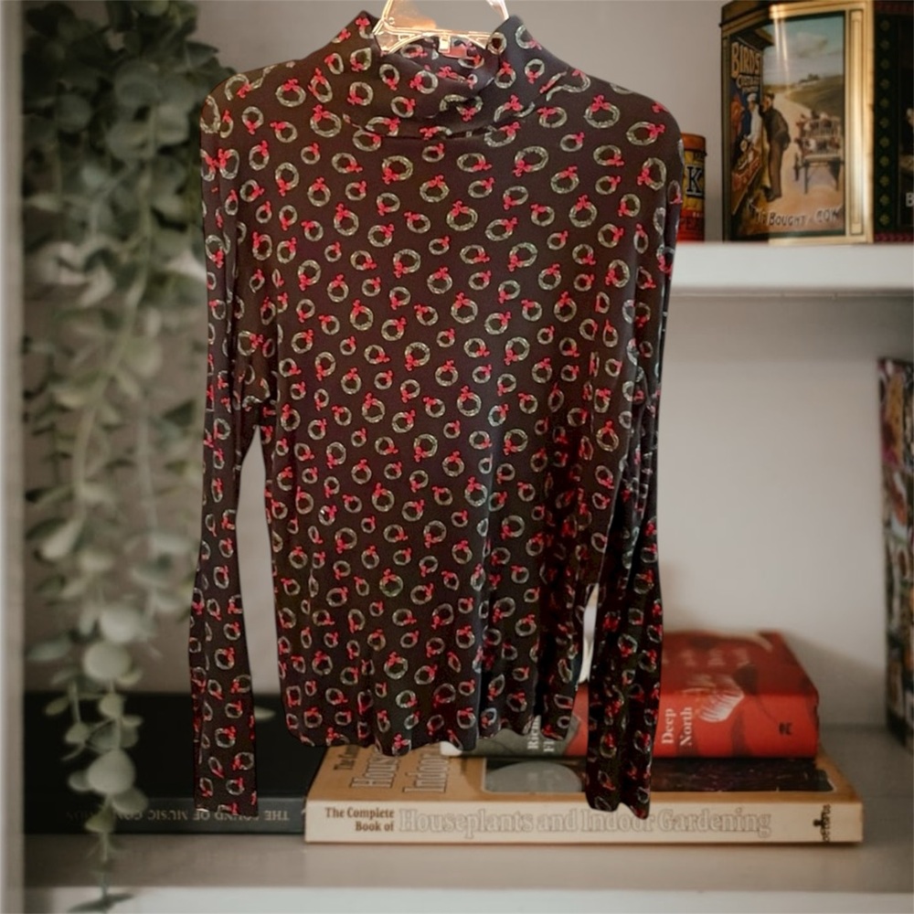 MERRY CHRISTMAS SHIRT XL (16-18) black w Green and Red Wreaths Cowl neck EUC